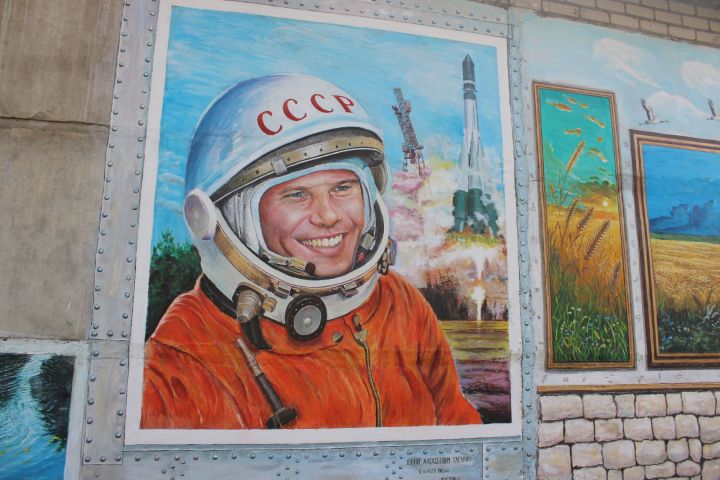 Җырлый торган стена: Эркин Пулатов Зәйне ачык һавадагы галереяга әйләндерүен дәвам итә