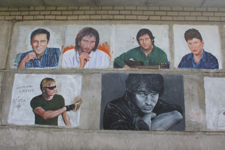 Җырлый торган стена: Эркин Пулатов Зәйне ачык һавадагы галереяга әйләндерүен дәвам итә