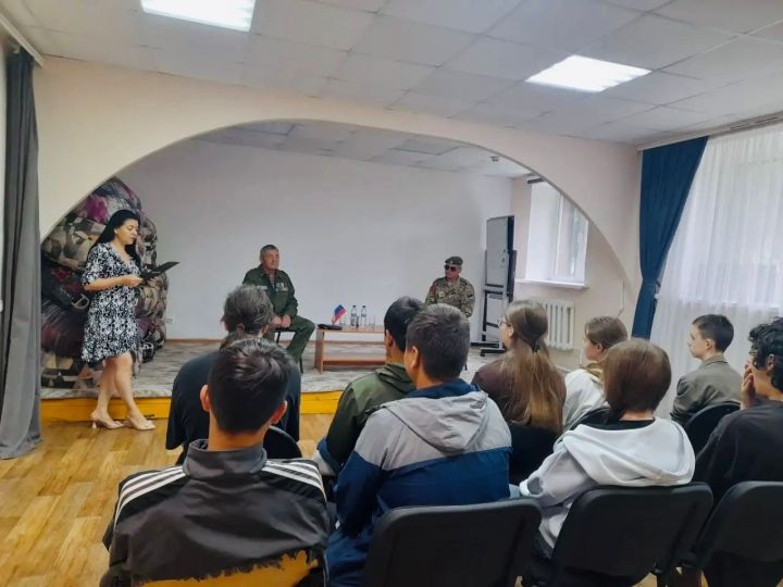 “Геройлар белән диалоглар”: Зәйнең «Яшьлек» клубында хезмәт һәм бурыч турында сөйләштеләр