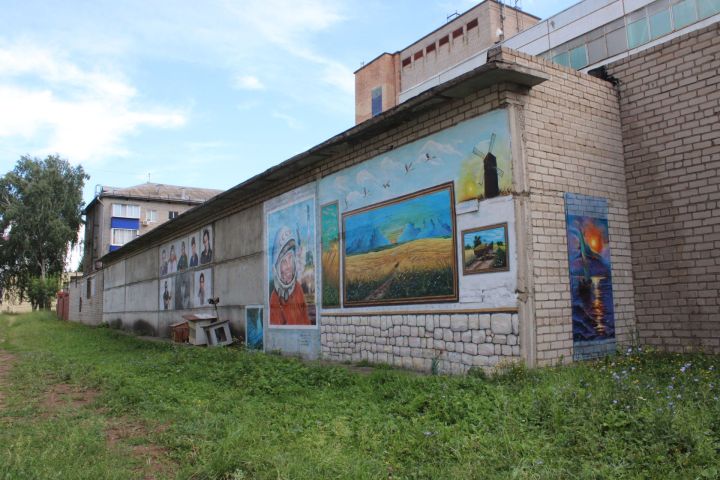 Җырлый торган стена: Эркин Пулатов Зәйне ачык һавадагы галереяга әйләндерүен дәвам итә