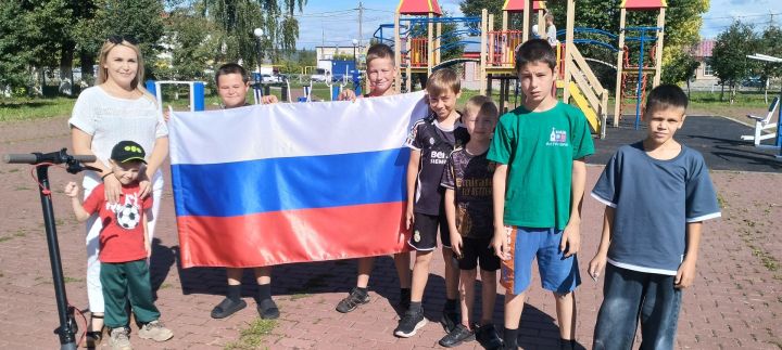 В парке Мирный нарисовали флаг России мелками