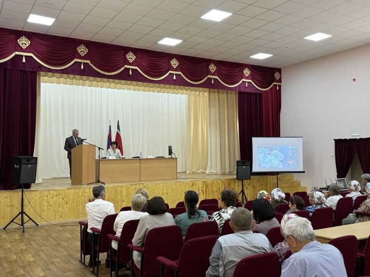 Түбән Биштә авылны үстерү мәсьәләләре турында сөйләштеләр һәм бүләкләр тапшырдылар