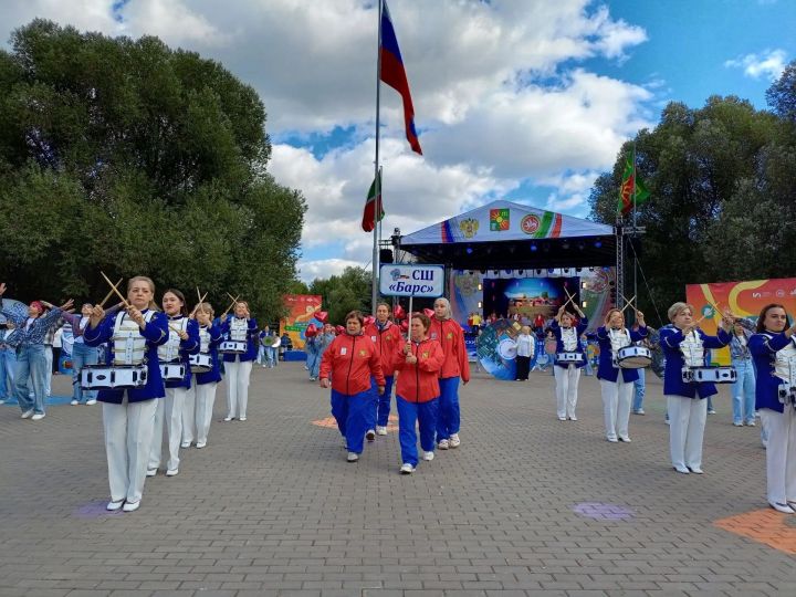 Хезмәт кешеләренә дан җырланды
