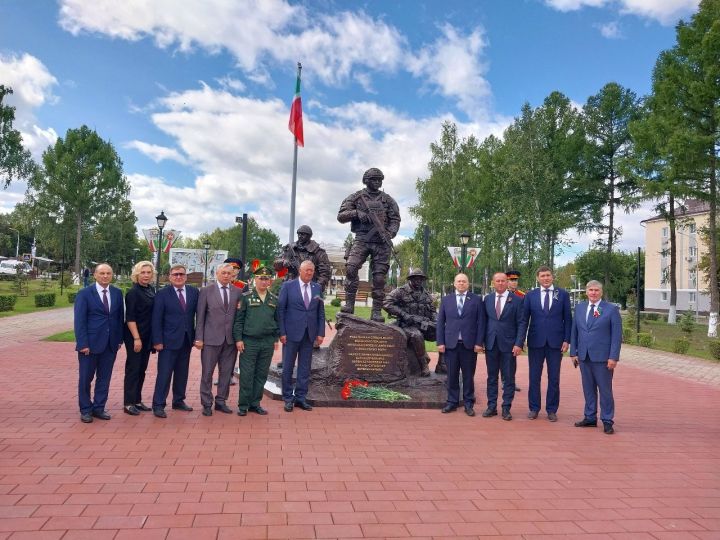 Зәйдә Республика көнендә яңа мемориал янында геройларны искә алдылар