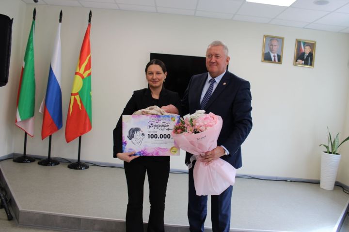 Зәйдә хәрби гаиләсендә яңа туган балага 100 мең сумлык сертификат тапшырылды