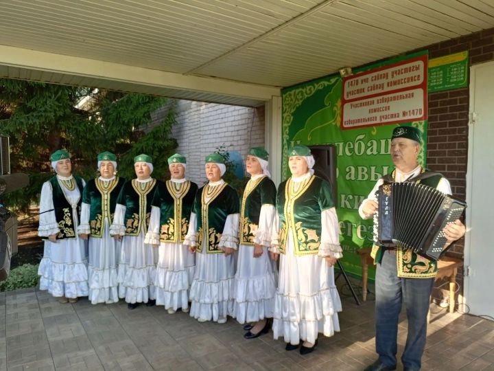 В селе Имянлебаше проголосовал первым ансамбль «Джаухар» на выборах