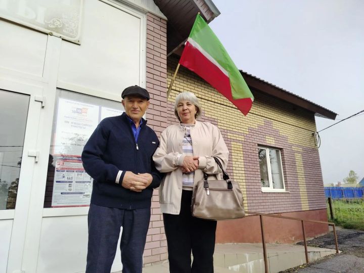 Өч Пәнәче авылы халкы бер урында тавыш бирә