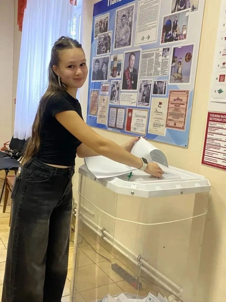 Эльвина Шарифуллина из села Верхние Пинячи впервые проголосовала в день совершеннолетия
