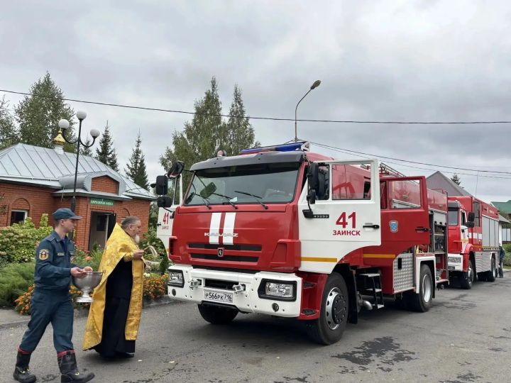 В Свято-Троицком храме Заинска освятили пожарную технику