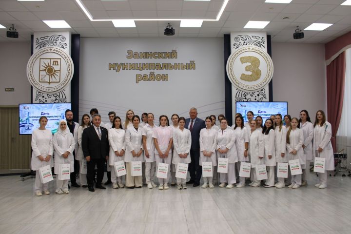 Зәйдә сәламәтлек саклау тармагына эшкә килгән яшь белгечләрне хөрмәтләделәр