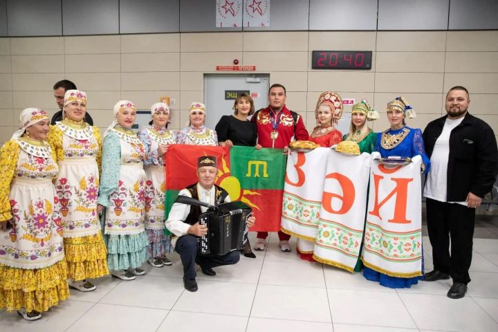 Чемпиона мира Радика Салахова встретили заинцы в Казани